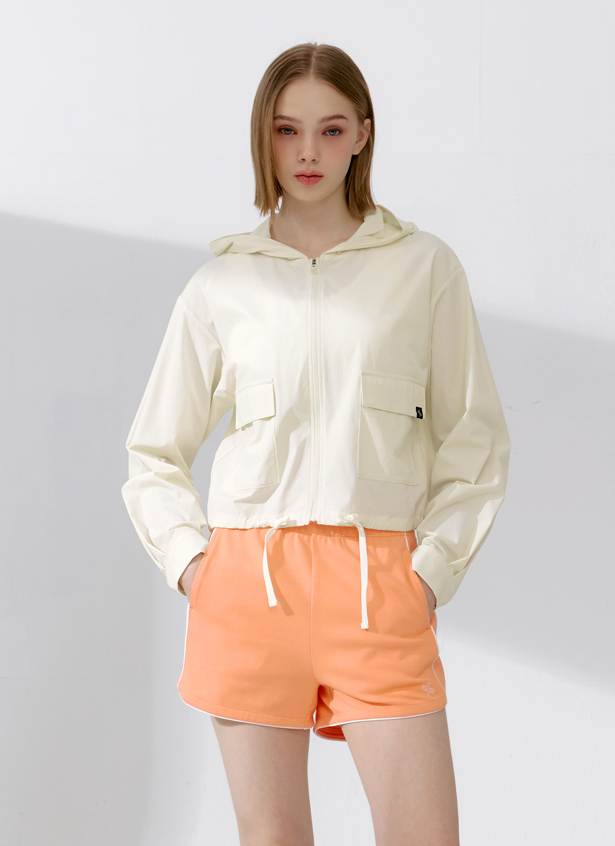 젝시믹스 라이트 우븐 후드 크롭 자켓 슈가바닐라
